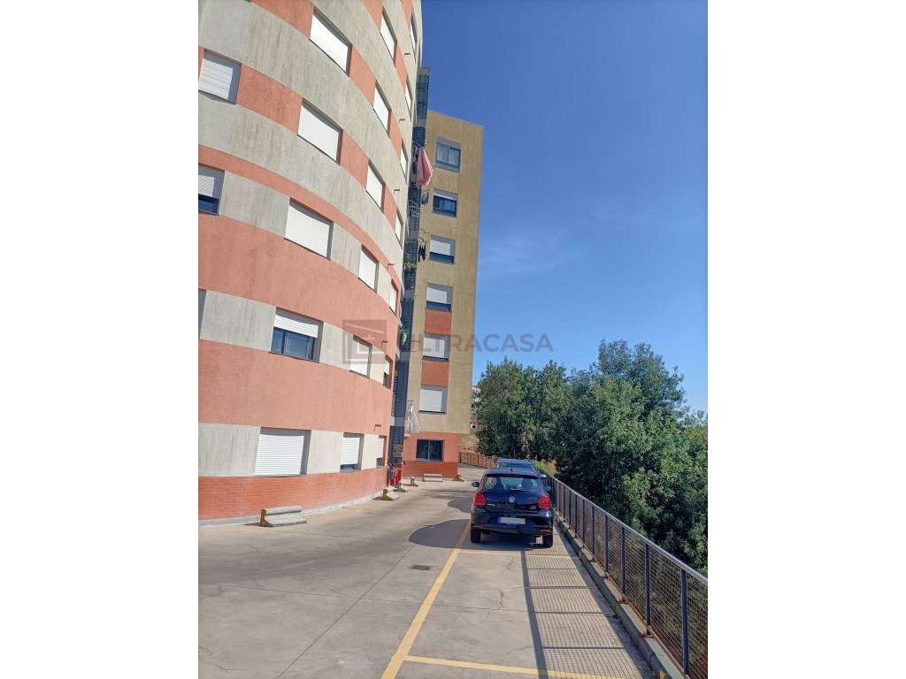 Vende-se Excelente T3 na Pontinha com 2 Lugares de Parqueamento-42