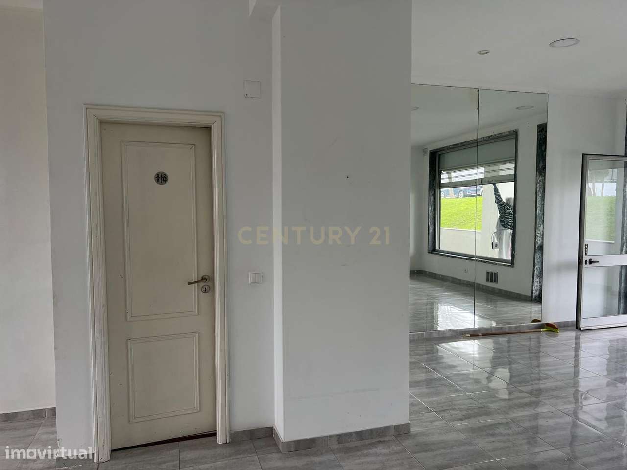 Loja para venda em Porto Salvo com varanda-5