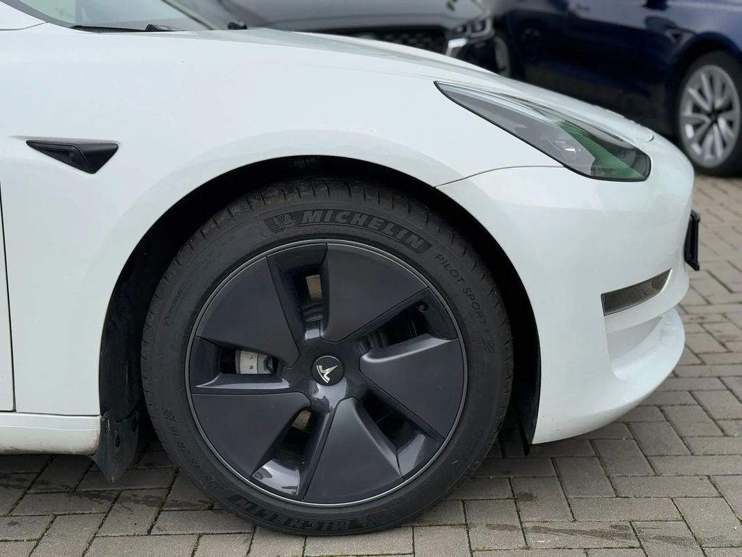 Tesla Model 3 Langstreckenbatterie Allradantrieb Dual Motor - 12