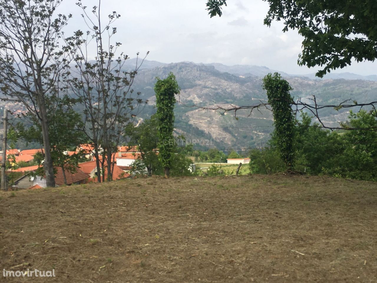 Terreno na zona Gerês , com projeto aprovado com vista rio e serra