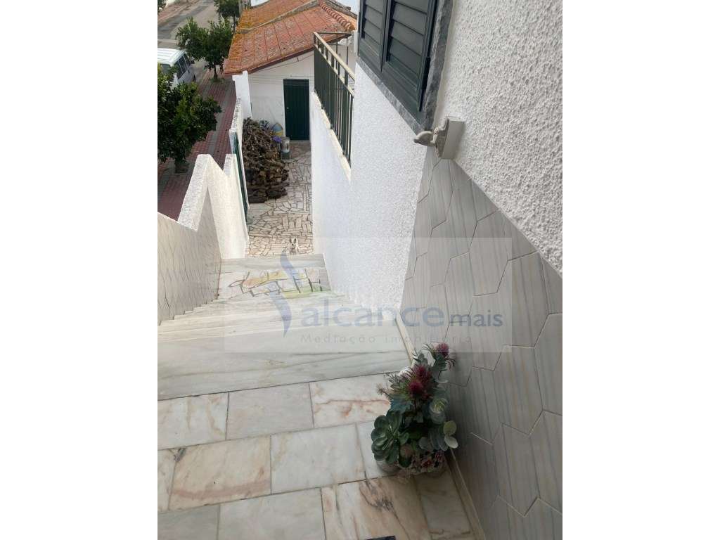 Excelente Moradia com Espaço Comercial em Vale de Vargo-18