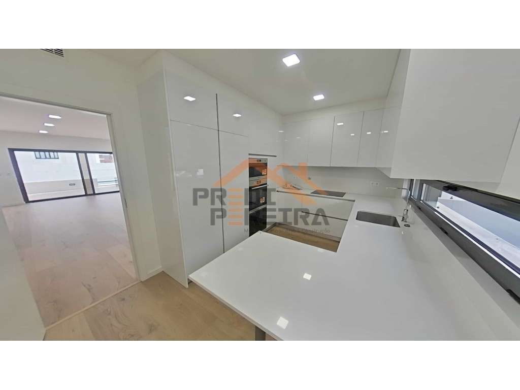 Moradia T4 em condomínio privado com piscina, no Fanqueiro em Loures-17