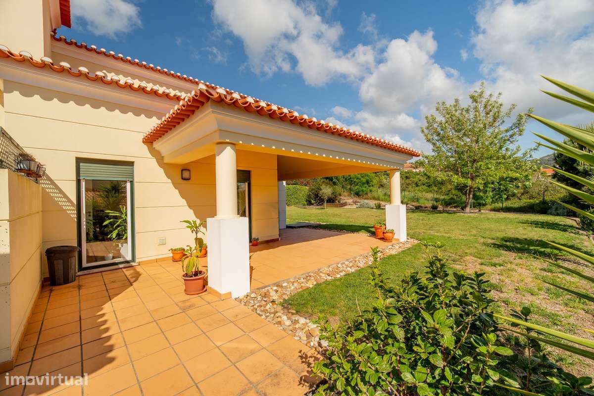 Campo Real: Moradia T4 Isolada com Vista Serra!-32