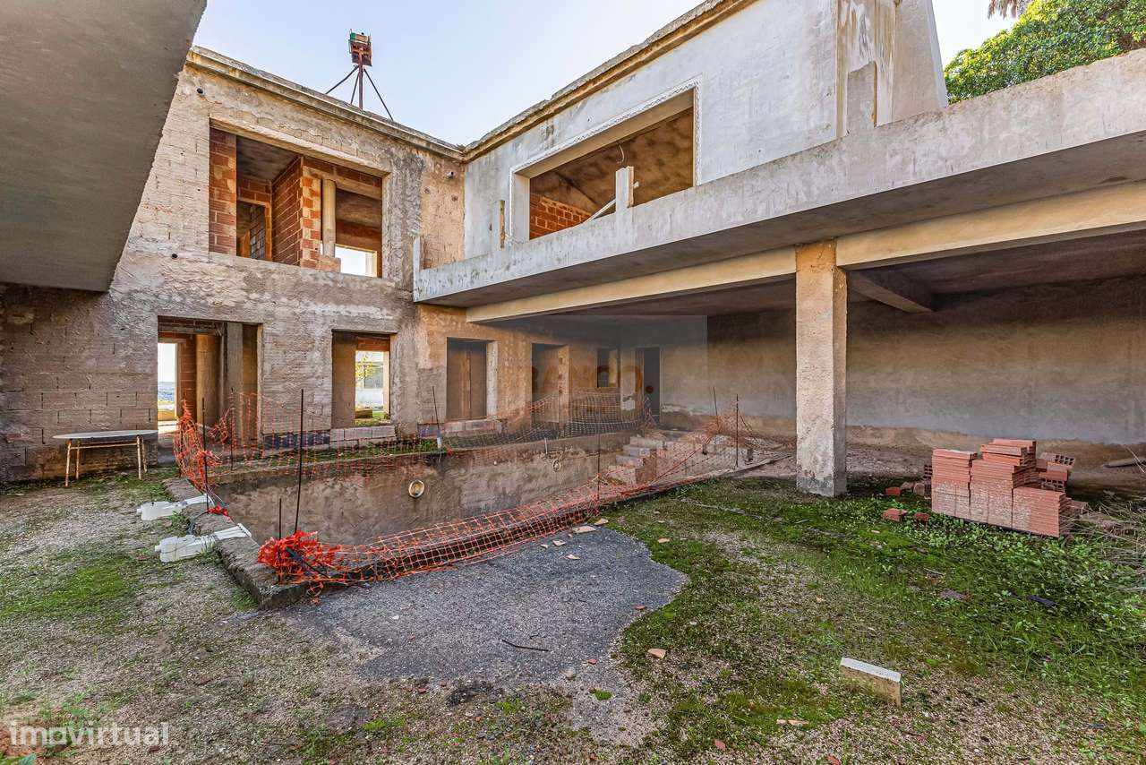 Moradia T3 para Renovar com Piscina | Parque da Floresta, Vila do Bisp - Grande imagem: 4/11