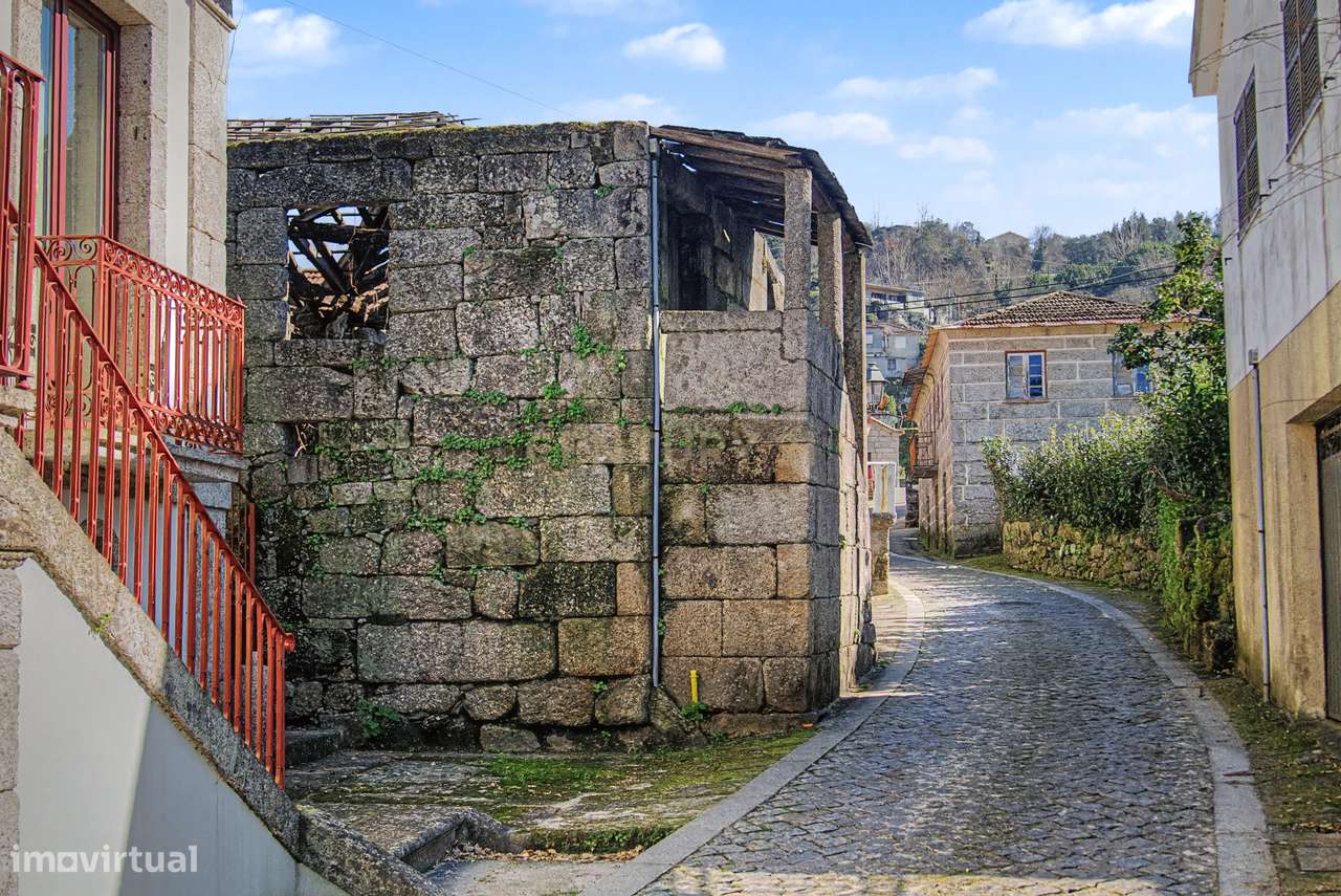 Moradia em pedra para reconstrução com projeto hoteleiro aprovado em A-8