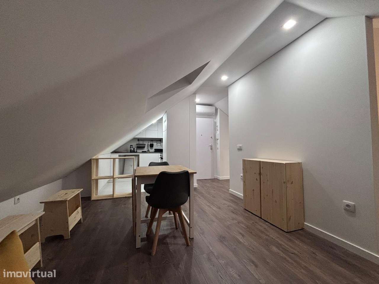 T0 Novo Mobilado e Equipada - Centro da Cidade - Grande imagem: 3/8