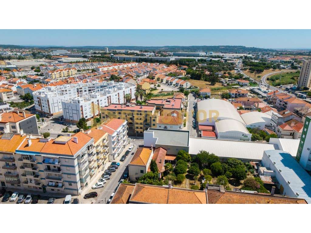 Exclusivo T3 em Condomínio Privado no Carregado com Terraço, Varand...-30