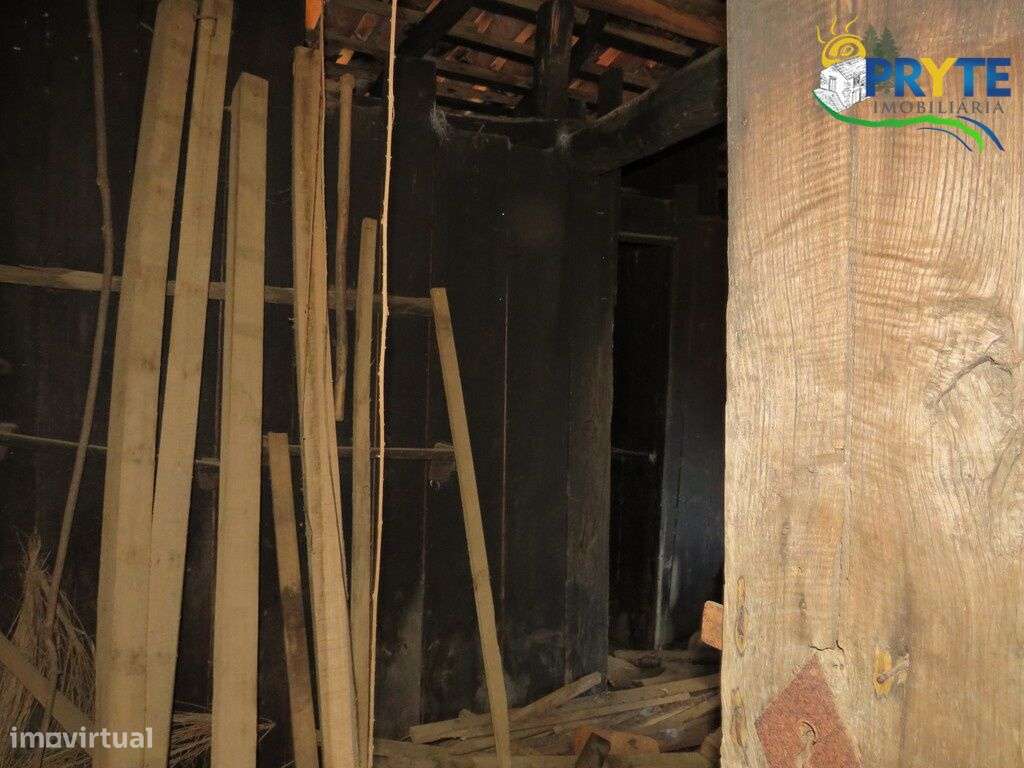 Pequena quinta a confinar com a Ribeira situada perto de Oleiros-22