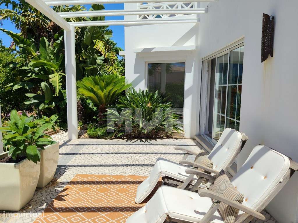 Moradia V3+1 com jardim em zona tranquila de Albufeira-9