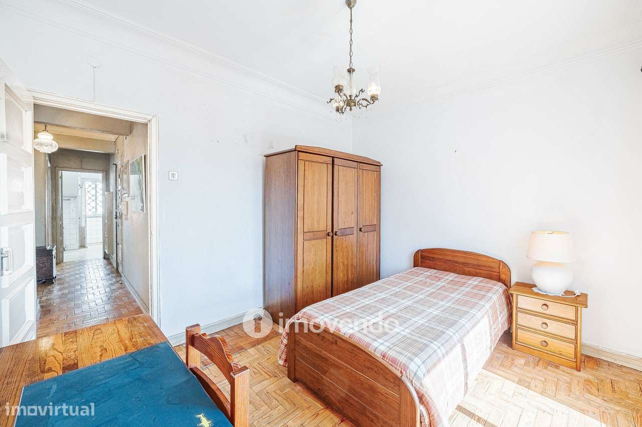 Apartamento T2 com duas varandas, na Graça, em Lisboa-11