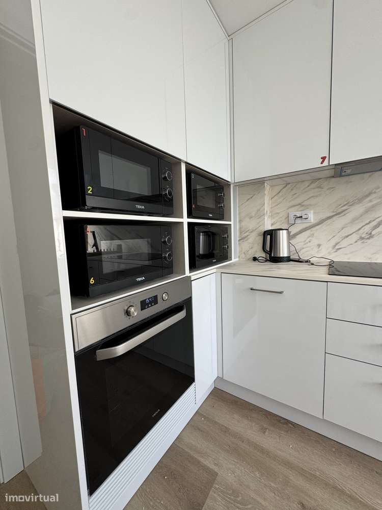 Quarto mobilado em apartamento com 7 quartos e 4 WC - Grande imagem: 5/14