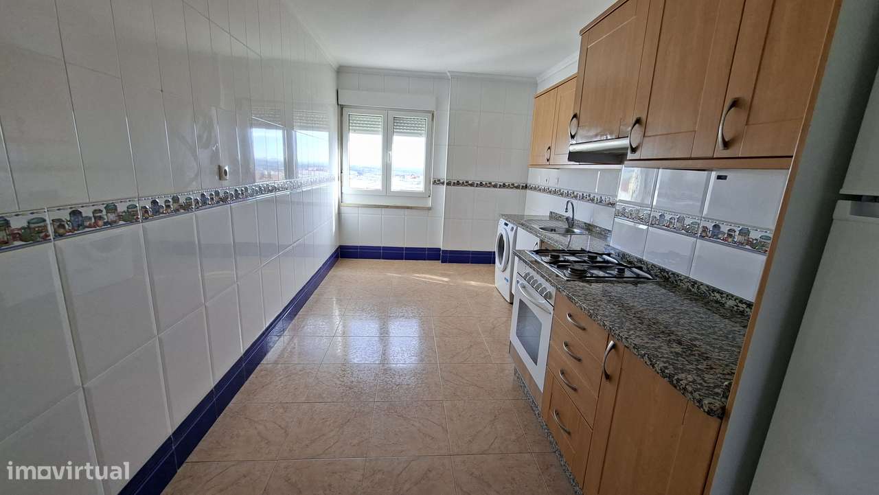 Apartamento T2 com 74m², Arrecadação e Estacionamento no Carregado-1