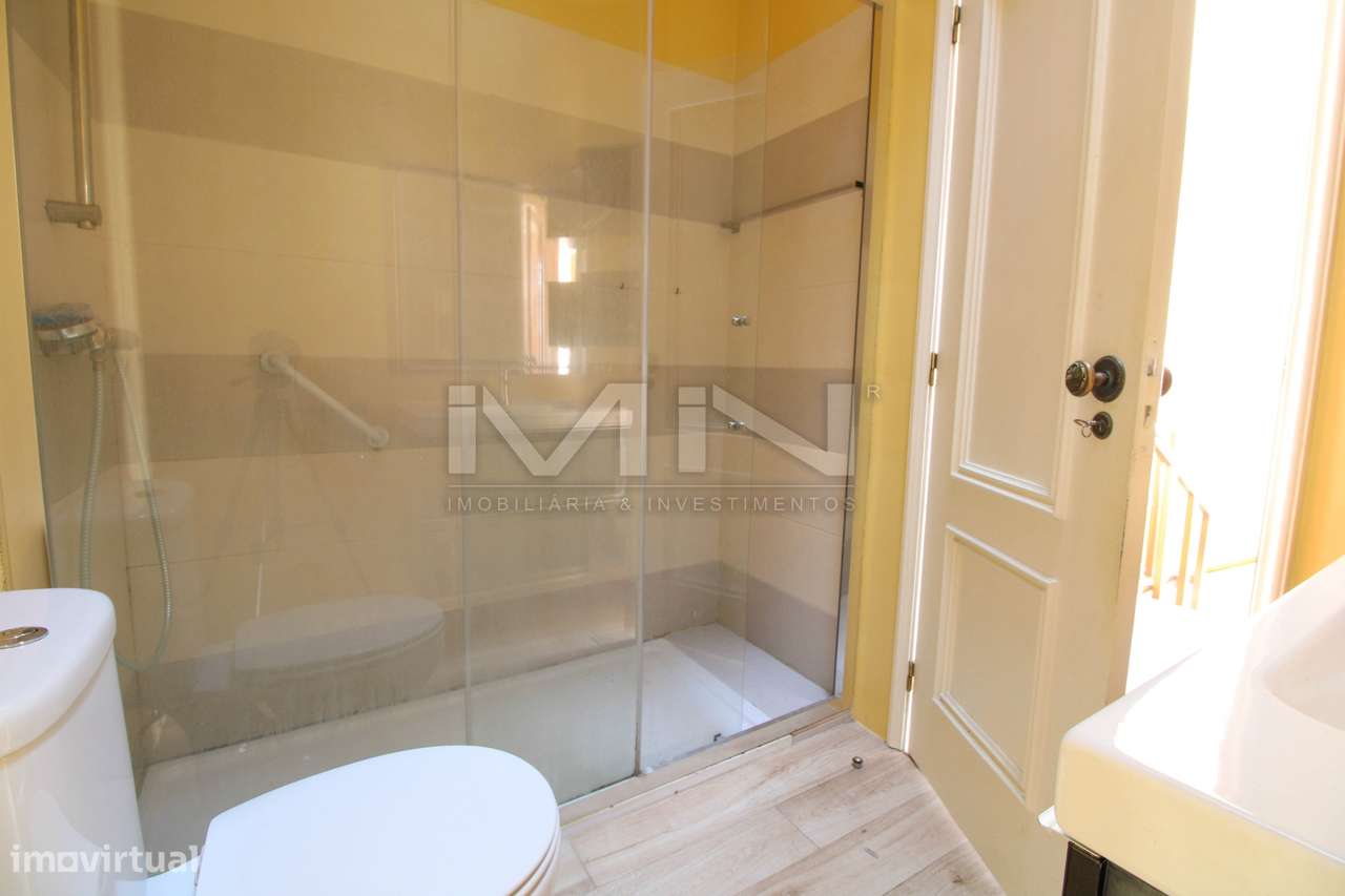 Moradia de 3 Frentes com Vista Panorâmica no Coração de Gondomar-25