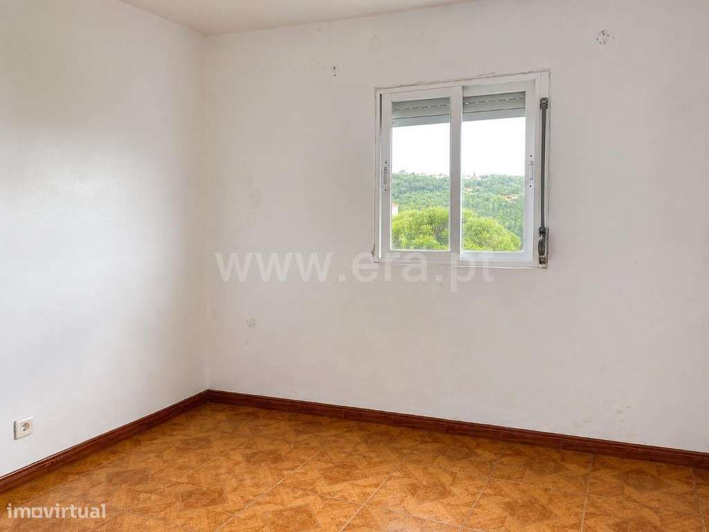 Apartamento T1+1 para reabilitação total no Sobral-6