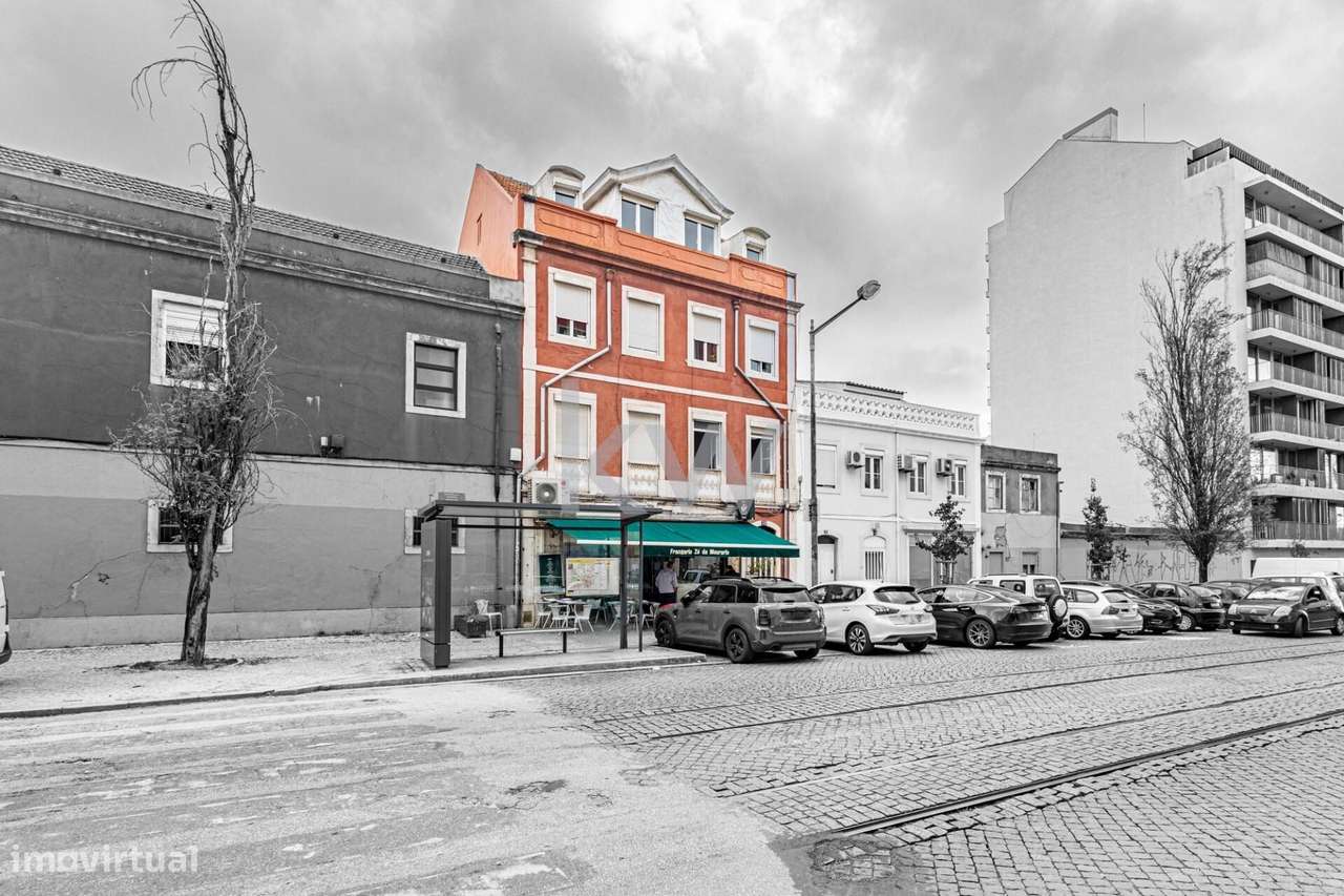 Prédio com três andares para Habitação e um Rés do chão para Comércio - Grande imagem: 4/60