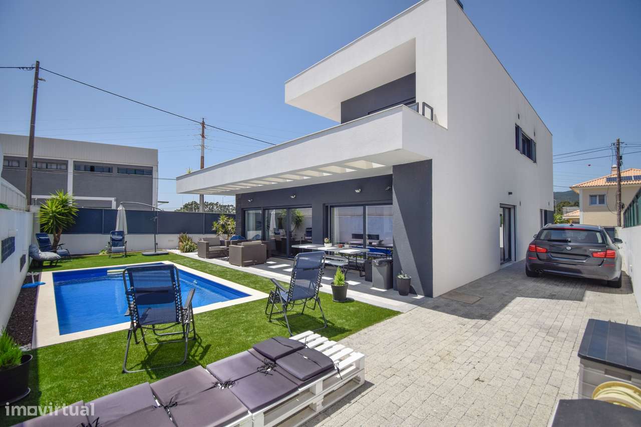 Moradia T4 com Piscina e Jardim em Alcabideche, Cascais-42