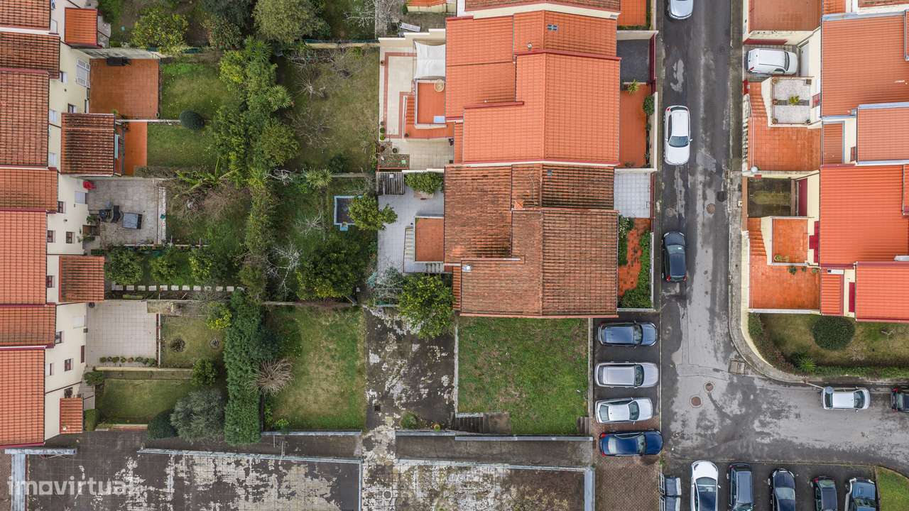 Moradia T4 de gaveto em Nogueira-33