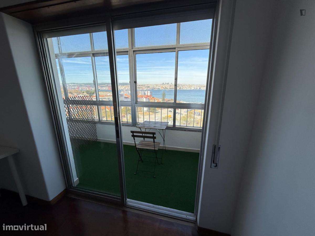 Quarto - localizado em Almada Lisbon - Grande imagem: 5/7