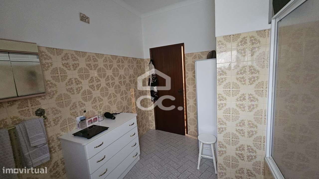 Moradia V4 com 174 M2, aproveitamento de sótão, garagem para 2 viatura-50