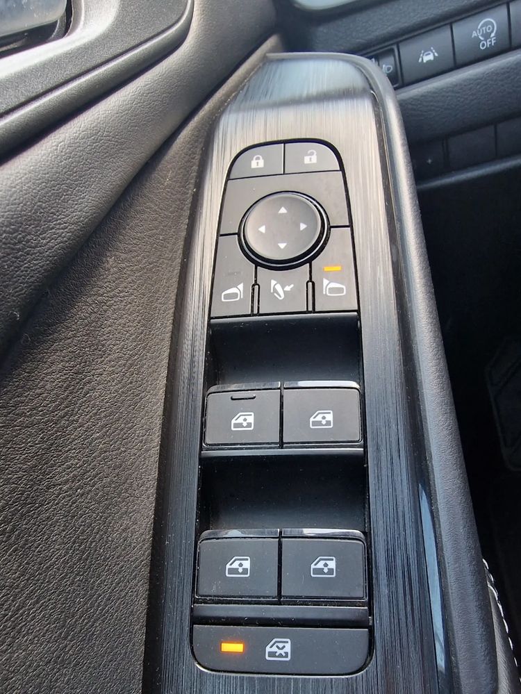 Pakiet Zimowy / Kamera / Czujniki Tył / Ekran 8” / Martwe Pole