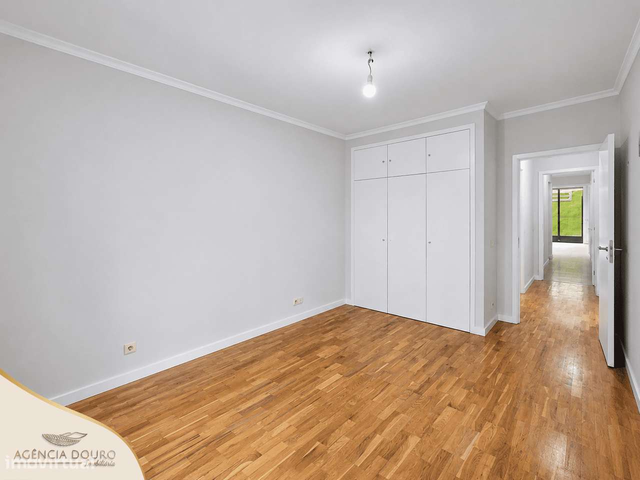 Apartamento T1+1 remodelado no centro de Matosinhos-6