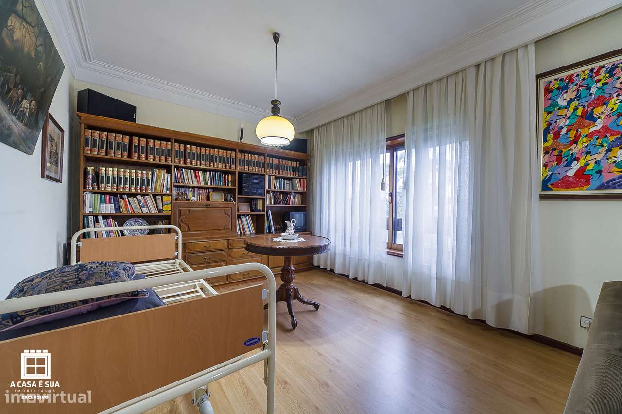 Moradia T4 de três frentes em Baguim do Monte - Exclusivo-13