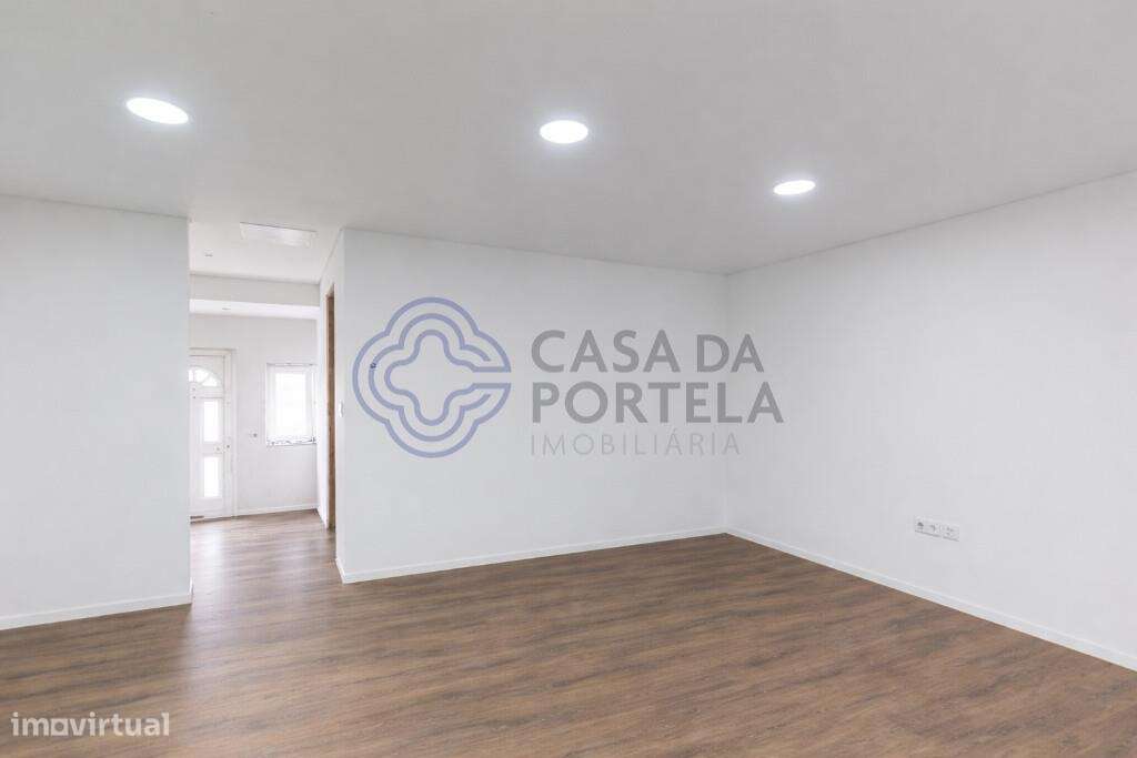 MORADIA T4 REABILITADA EM ERMESINDE JUNTO Á ESTAÇÃO - Grande imagem: 3/15