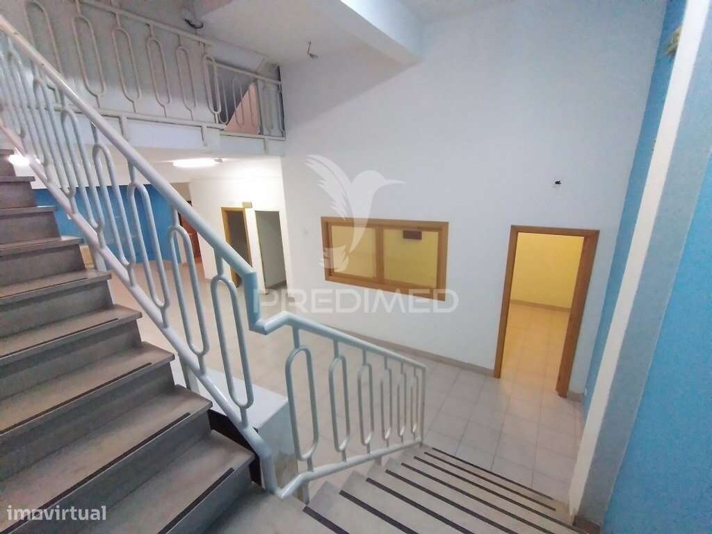Vende se Loja  com 3 pisos Barreiro-19