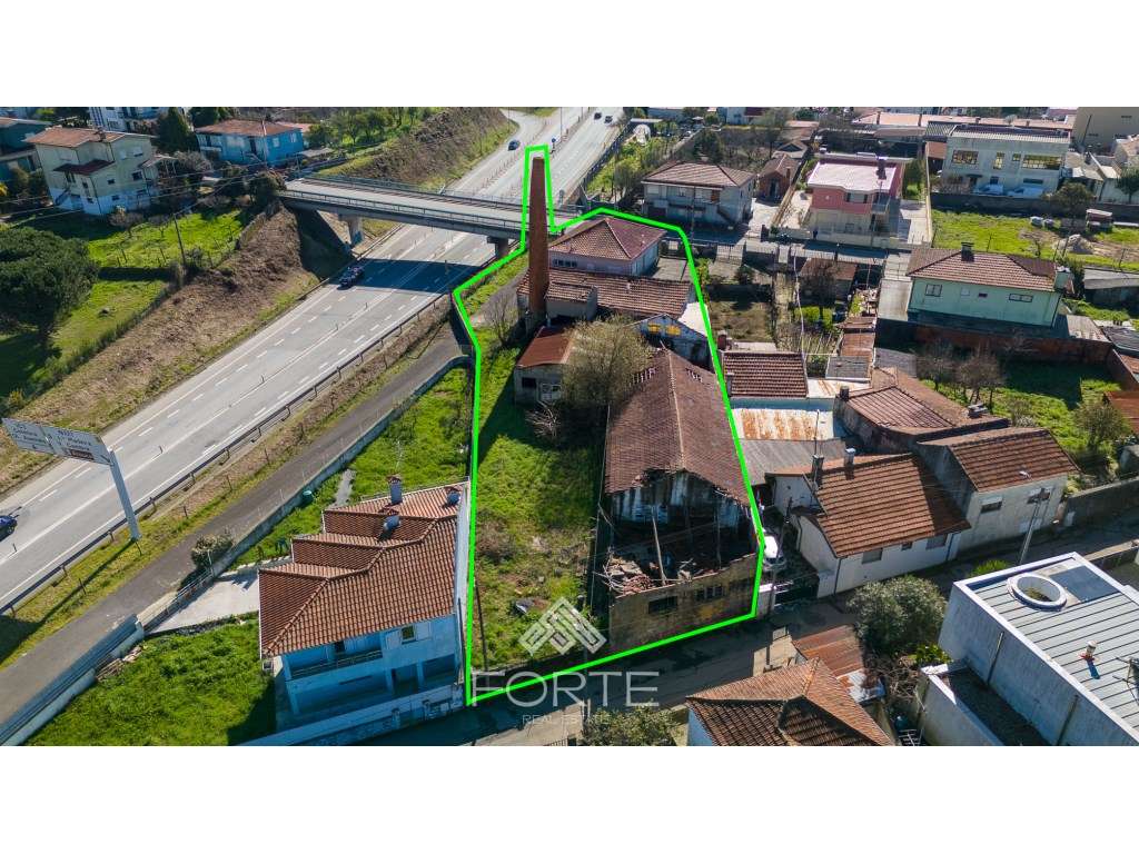 Moradia com pavilhões industriais e terreno-24