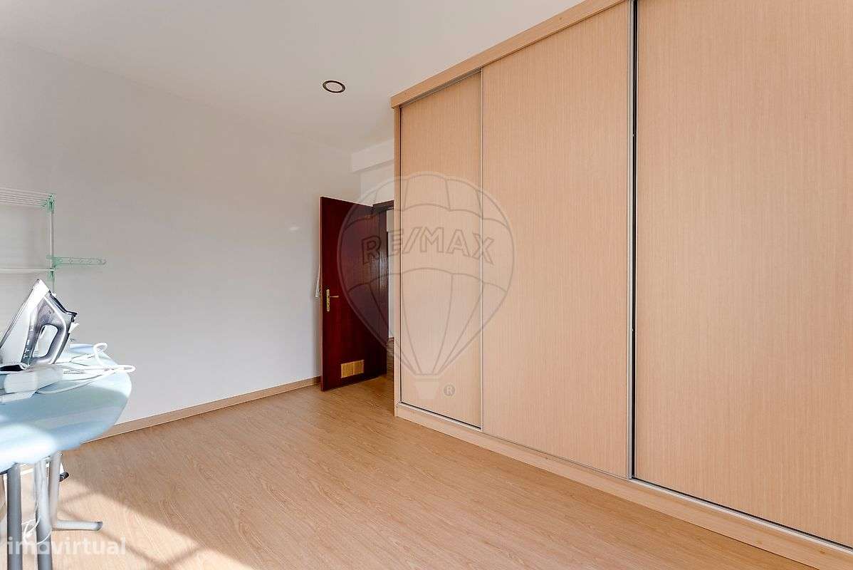 Moradia T5 com eficiência energética e vistas desafogadas em Assequins-11