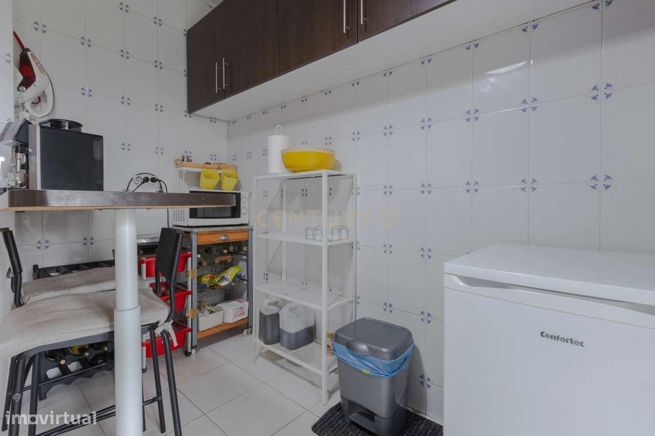 Fantástico Apartamento T2 com Lareira, Varanda e Lugar de Garagem | Fâ-12