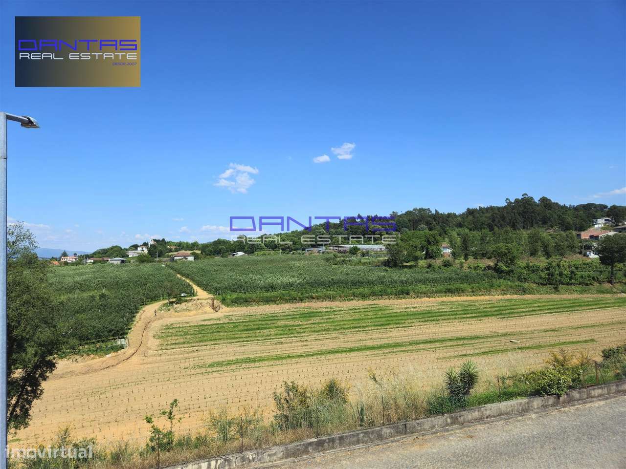 Fantástica moradia de gaveto inserida em lote de 470m2-12