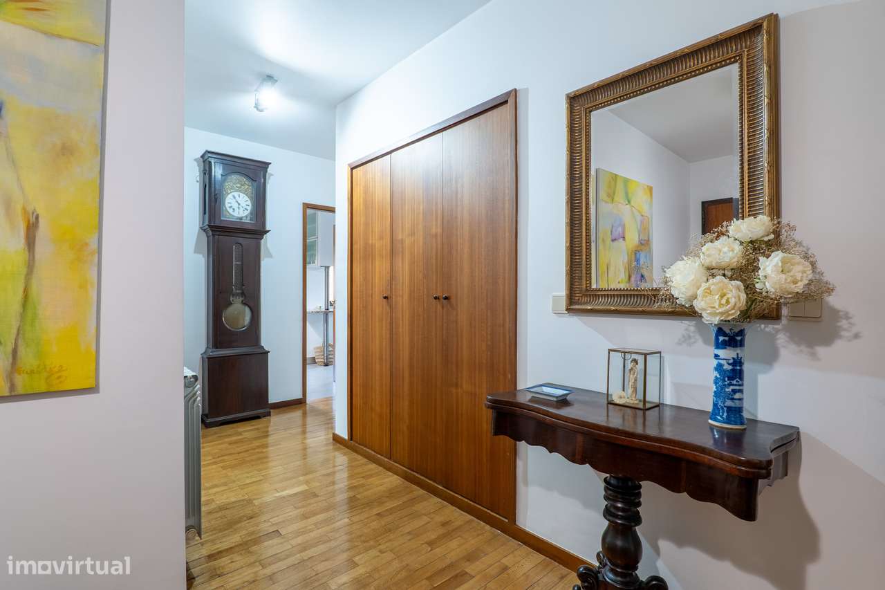 Apartamento T5 Com Excelentes Áreas em Matosinhos-19