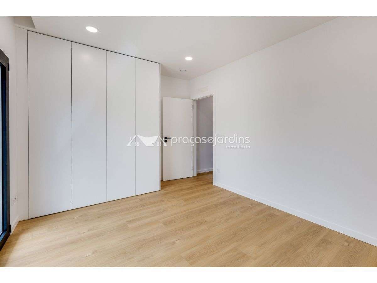 Moradia T4 com jardim, garagem e carregamento para carros elétricos-22
