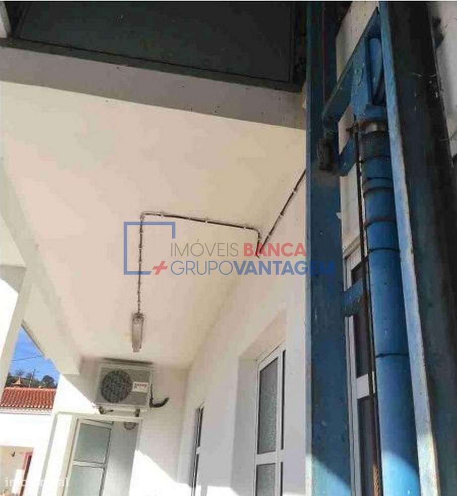 Edificio de 2 pisos, com logradouro, para armazém ou actividade ind... - Grande imagem: 5/6