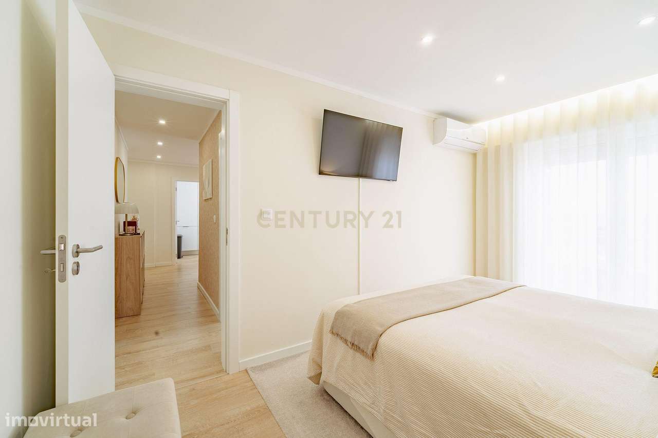 Apartamento T2 Remodelado na Torre da Marinha-26