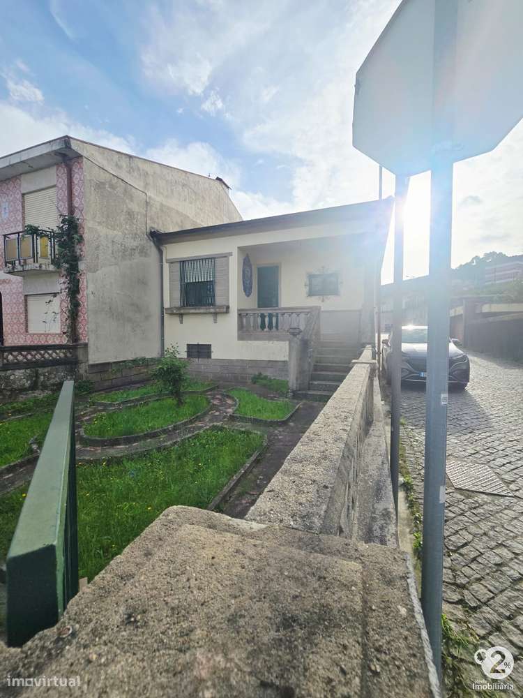 Moradia V3 no Porto perto do Parque Nascente ( para recuperar )-21