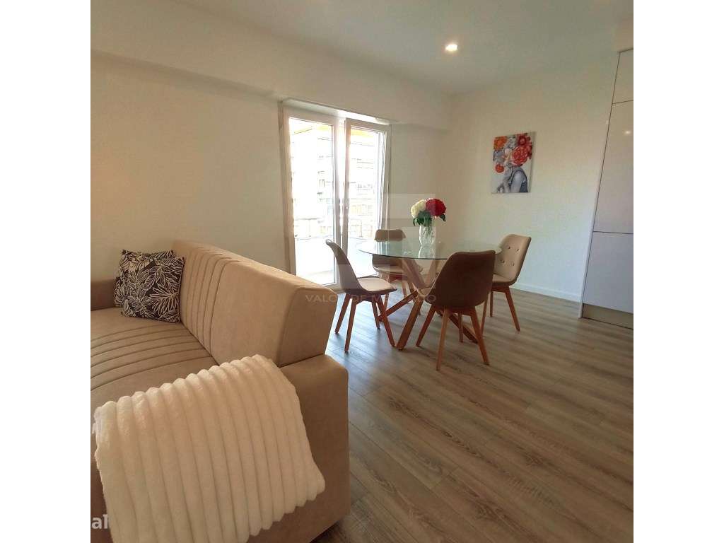 Apartamento t3 à venda na Rua João Ortigão Ramos,-5