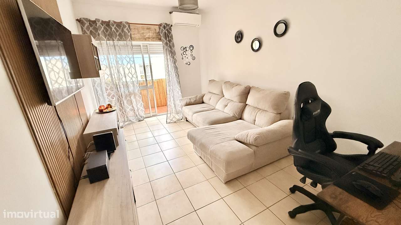 Apartamento T2 espaçoso com 2 varandas, próximo de tudo!-1