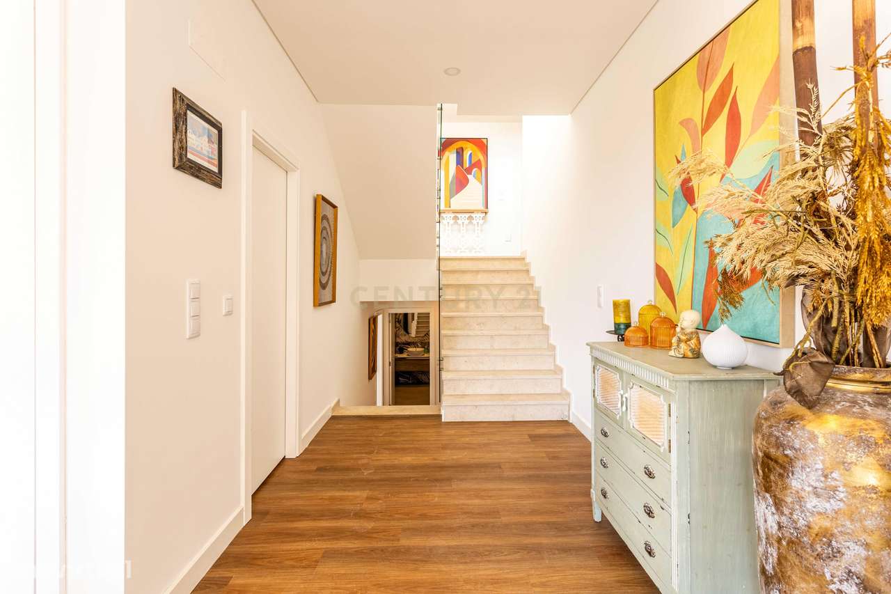 Moradia V4 isolada de arquitetura contemporânea com piscina, com vista-5