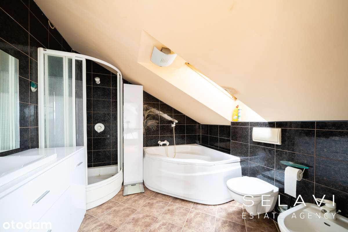 Dom podzielony na dwa mieszkania i biura-9