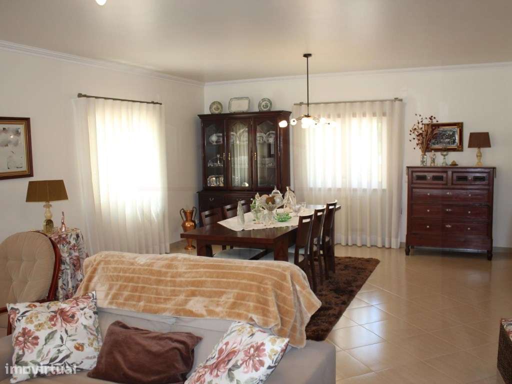 Moradia T5 com grandes áreas em zona muito tranquila de Rio Maior-17