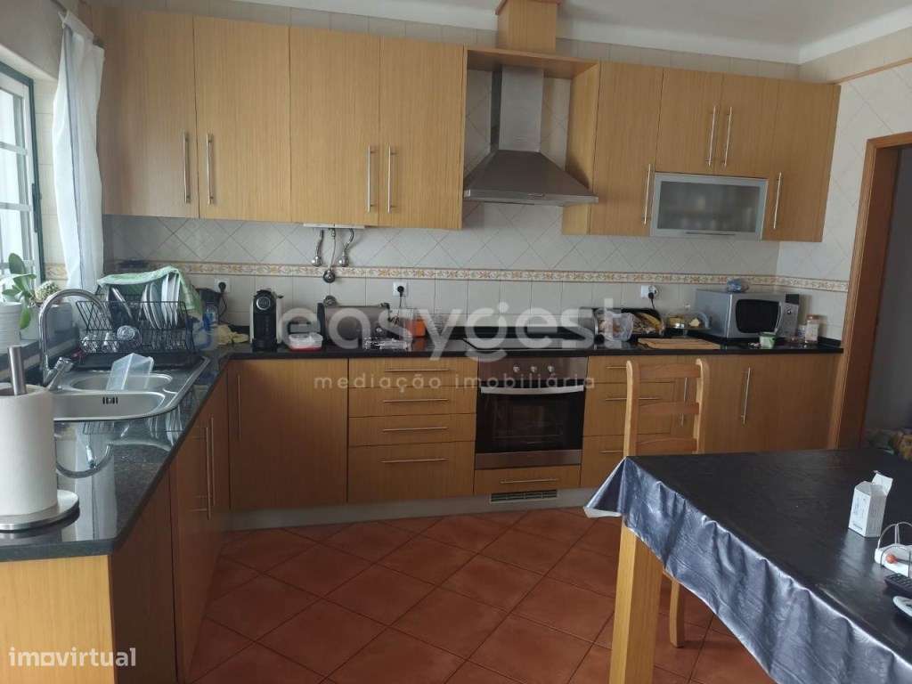 Moradia Bi-Familiar em Excelente Estado de Conservação localizada e... - Grande imagem: 4/27