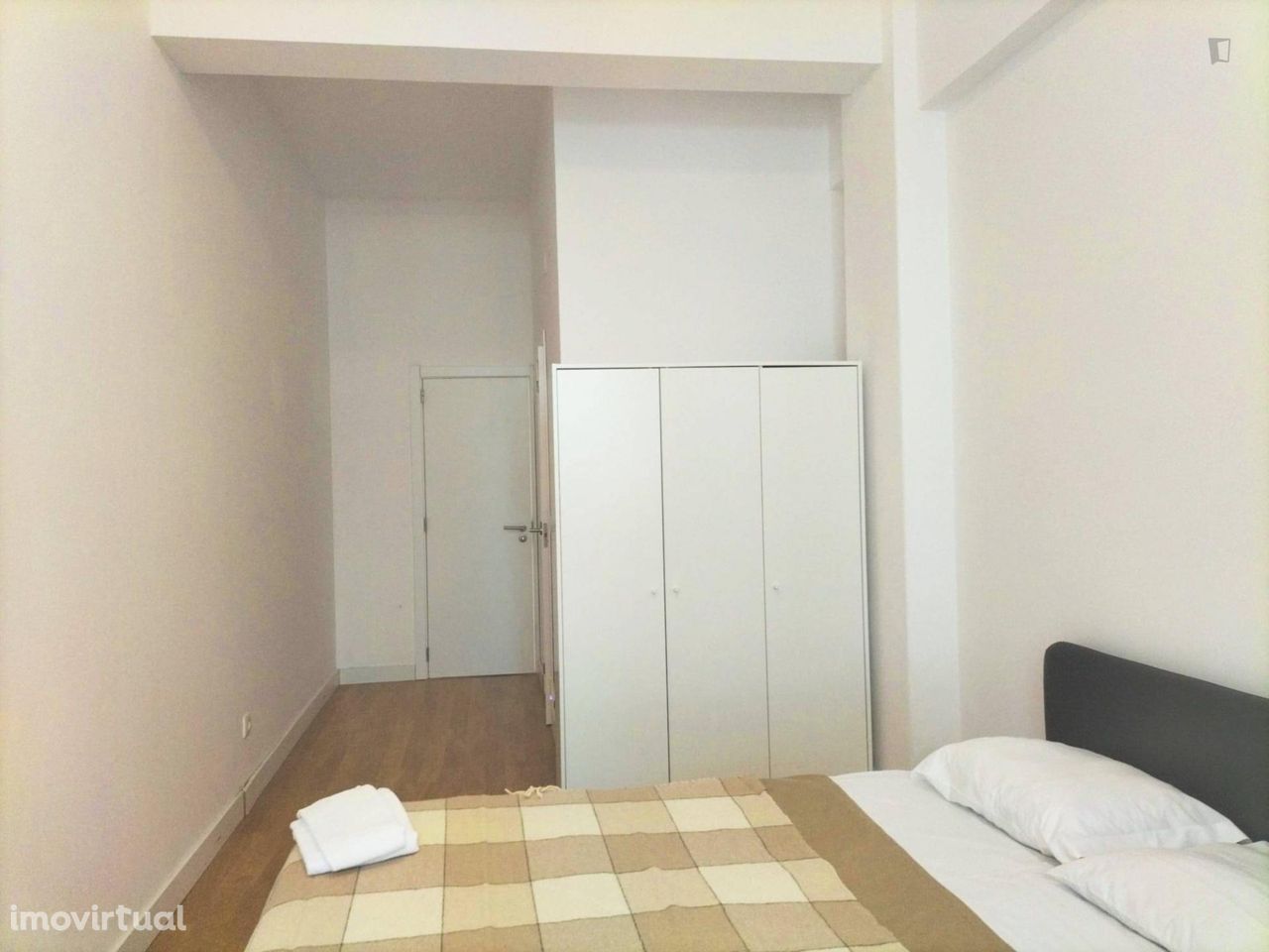 551668 - Quarto com cama de casal, com casa de banho privada e...