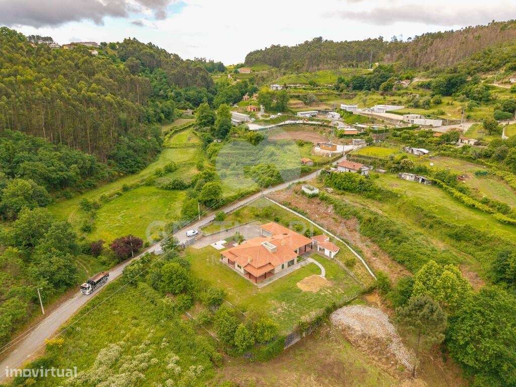 Moradia T4 Térrea de Luxo em Pedra com Terreno, Garagem e Levada Natur-44