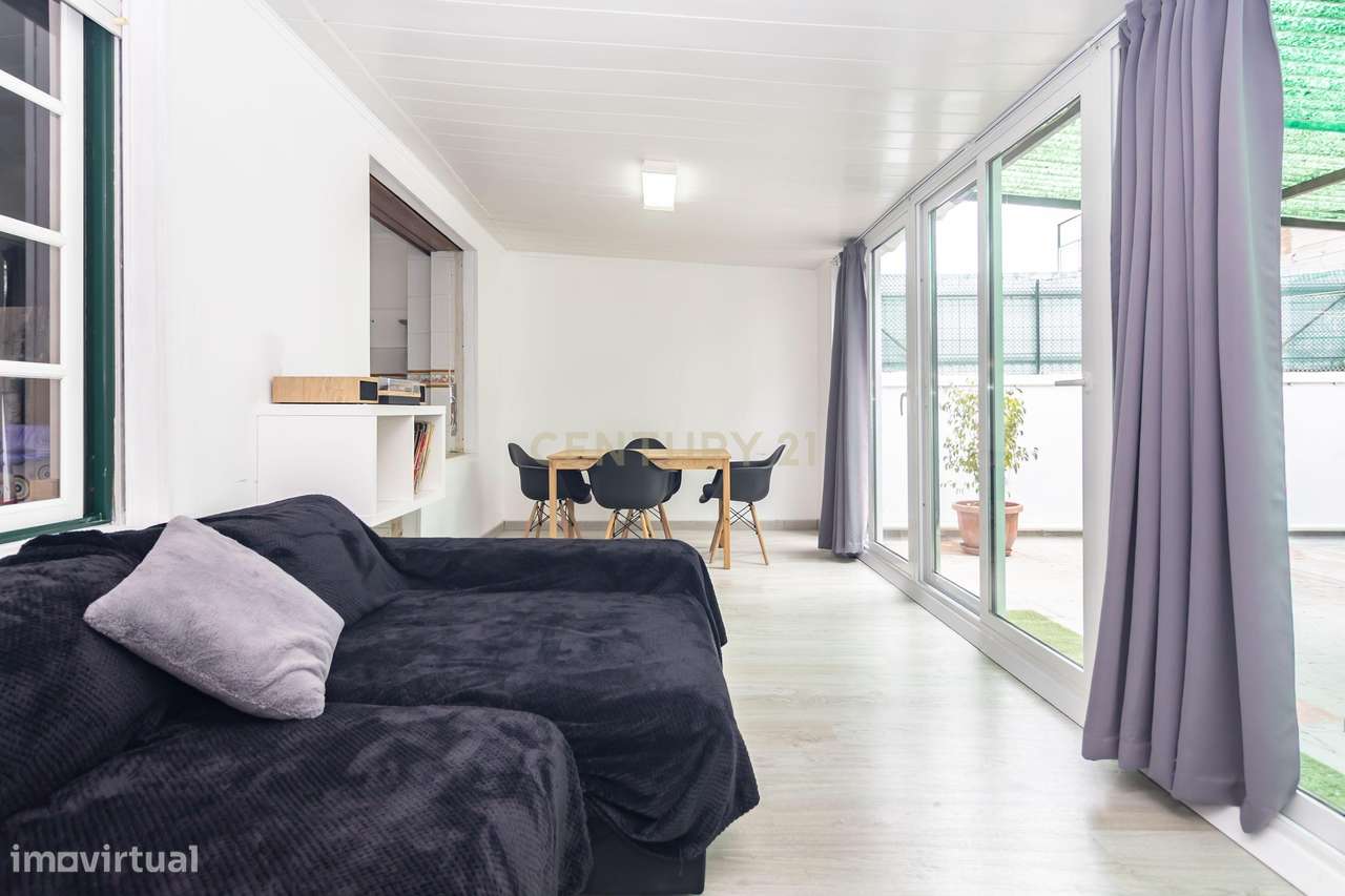 Apartamento T2 totalmente remodelado, localizado no Pinhal Novo,-0