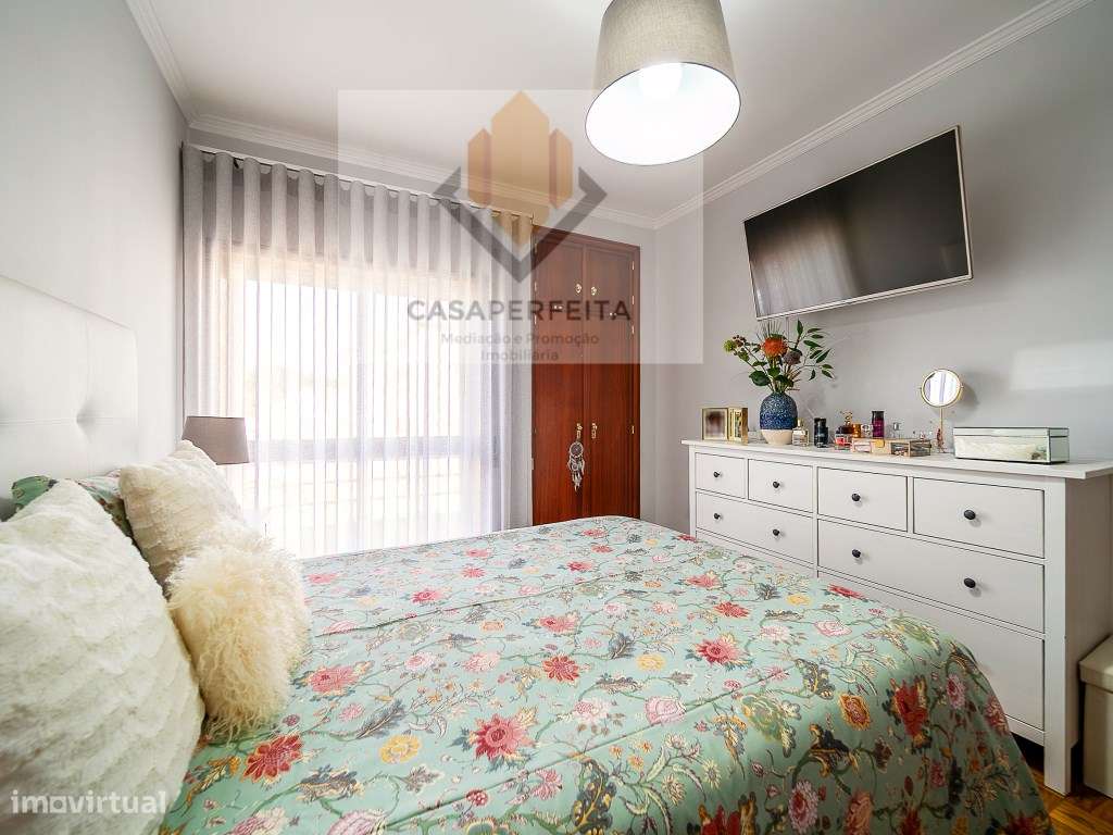 Deslumbrante T2 de 2 Frentes com Varandas e Box - Canelas-27