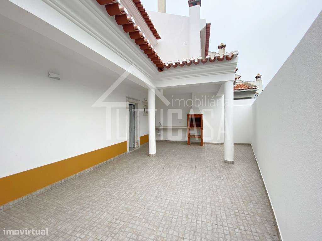 Moradia V3+1 totalmente remodelada na Ericeira-10