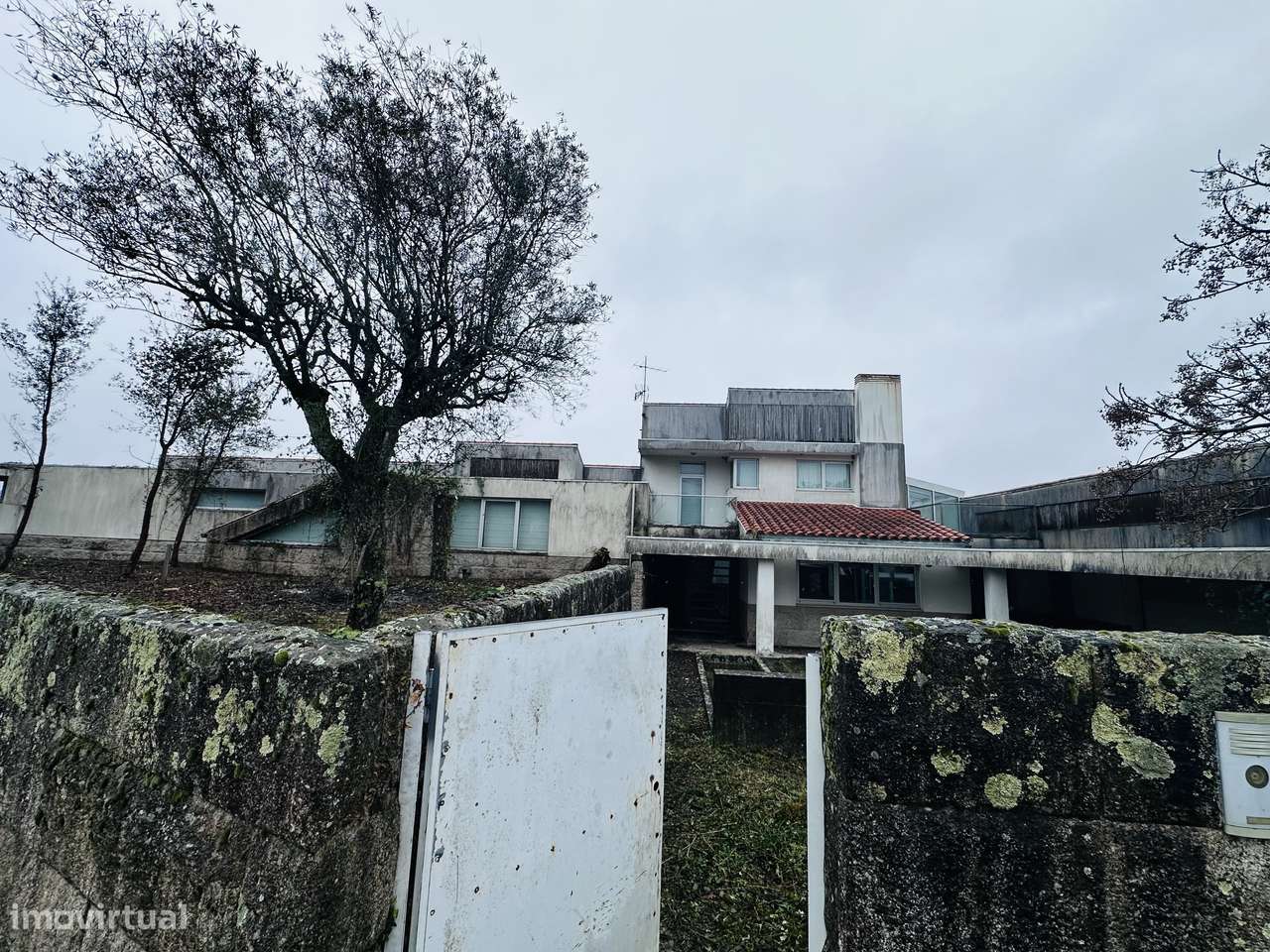 Moradia T4 com piscina, garagem e jardim em Galegos-5