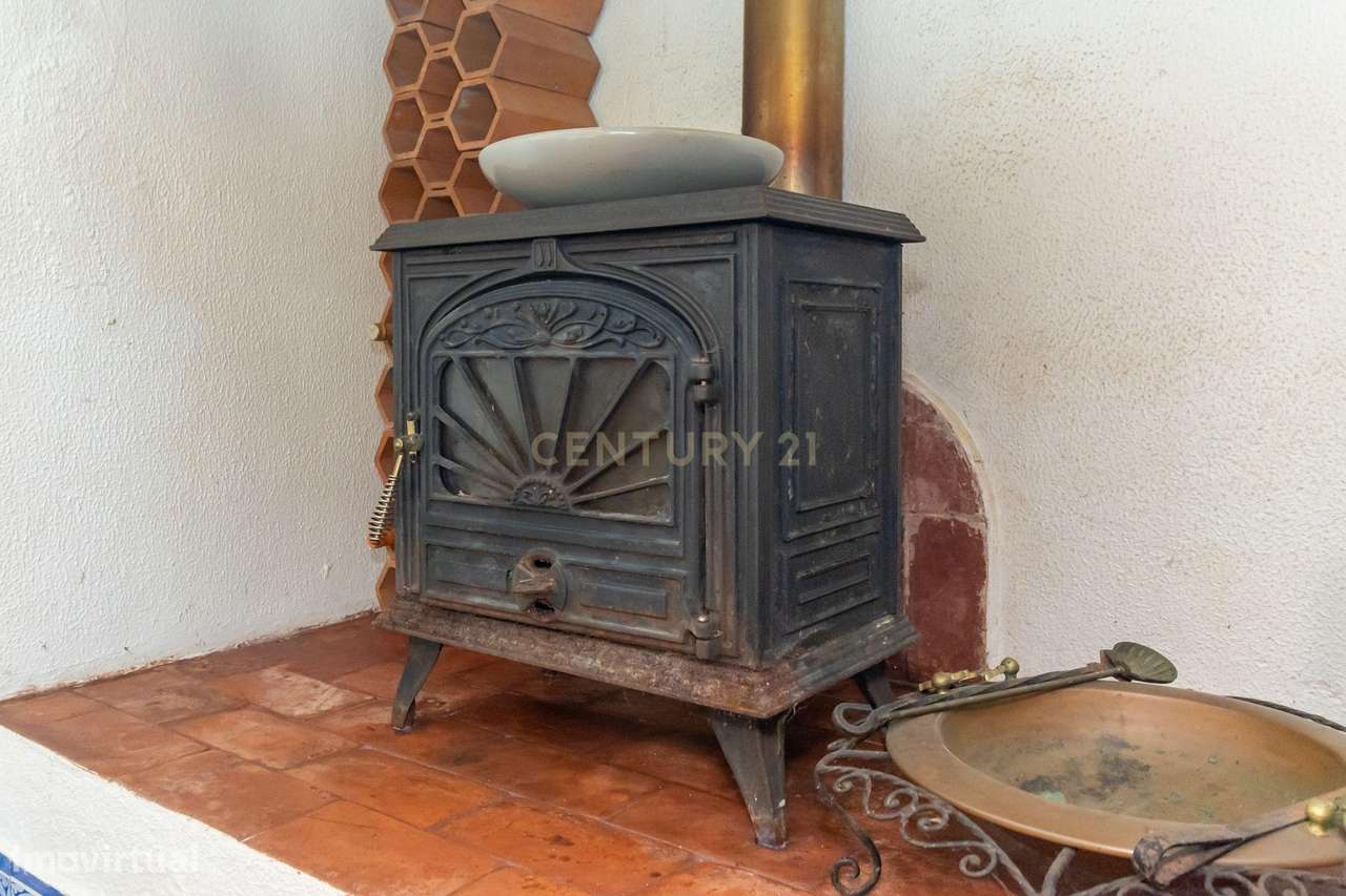 Moradia com construções de apoio, piscina e localização priviligiada-6